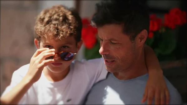 아버지와 아버지 주위에 선글라스를 — 스톡 사진