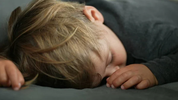 Menino Dormindo Close Criança Dormindo Cochilando — Fotografia de Stock