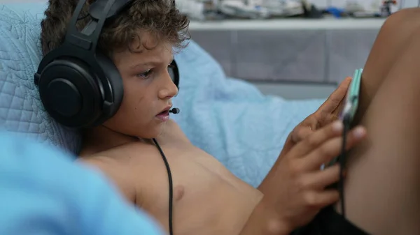 Niño Preadolescente Jugando Con Tableta Línea Con Auriculares — Foto de Stock