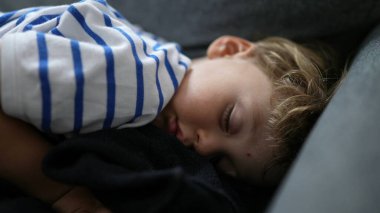 Çocuk yakın mesafeden uyuyor. Küçük çocuk uyuyor.