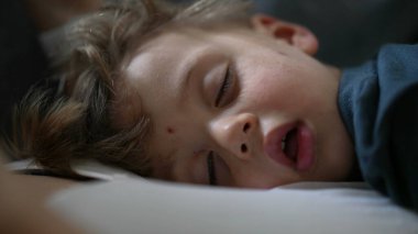 Çocuk yakın mesafeden uyuyor. Küçük çocuk uyuyor.