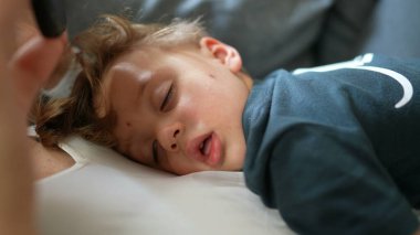 Çocuk yakın mesafeden uyuyor. Küçük çocuk uyuyor.