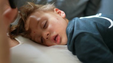 Çocuk yakın mesafeden uyuyor. Küçük çocuk uyuyor.