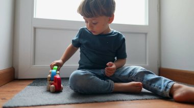 evde oyuncakla oynamak çocuk