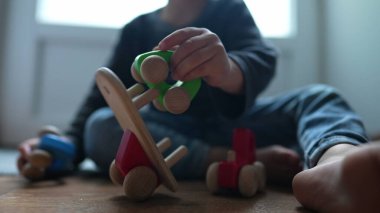 evde oyuncakla oynamak çocuk