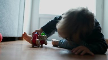 evde oyuncakla oynamak çocuk