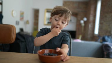 Çocuk eller kaseden yaban mersini alıyor. Sağlıklı yaban mersini.