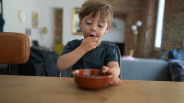 Çocuk eller kaseden yaban mersini alıyor. Sağlıklı yaban mersini.