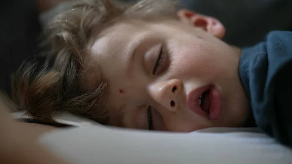 Dítě Spí Zblízka Tvář Malý Chlapec Spí Zdřímnutí — Stock fotografie
