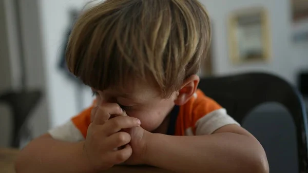 Niño Frotando Cara Nariz Con Las Manos —  Fotos de Stock