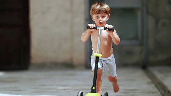 Niño Montando Tres Scooter Ruedas Fuera Sin Camisa —  Fotos de Stock