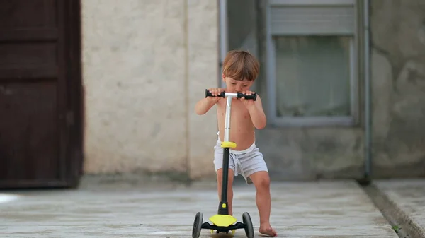 Kind Rijden Drie Wielen Scooter Buiten Shirtloos — Stockfoto