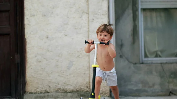 Kind Fährt Dreirädrigen Roller Draußen Hemdlos — Stockfoto