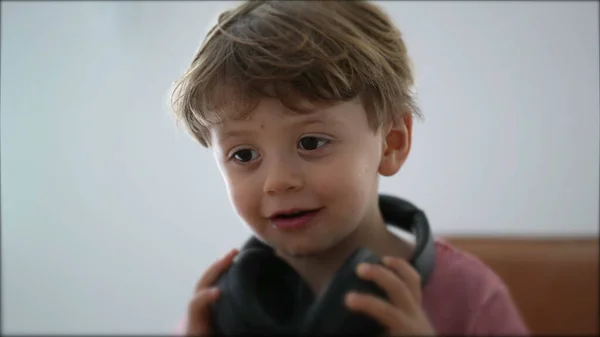 Kind Entfernt Kopfhörer Aus Ohr Kind Nimmt Kopfhörer — Stockfoto