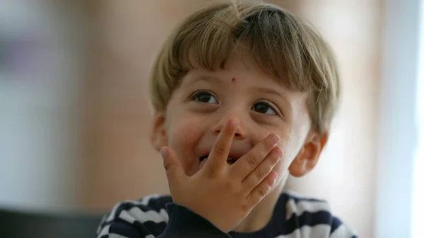 Hitetlen Gyermeki Reakció Mely Hitetlenkedő Kézzel Takarta Szájat — Stock Fotó