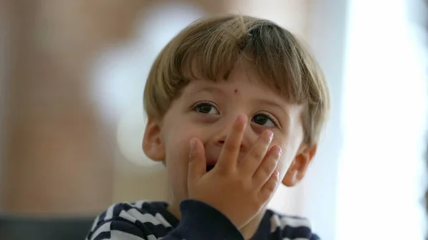 Child Reaction Unbelief Covering Mouth Hand Disbelief — Stockfoto
