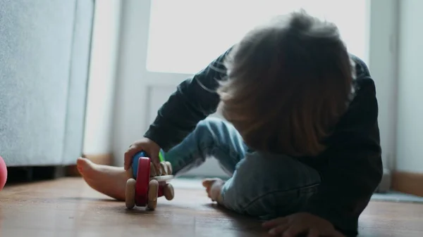 Dziecko Bawiąc Się Zabawkami Domu — Zdjęcie stockowe
