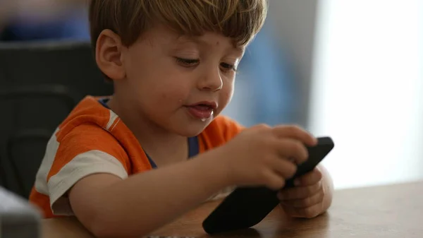 Дитина Тримає Телефон Допомогою Технології — стокове фото