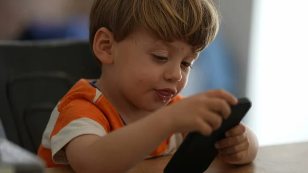 Criança Segurando Telefone Usando Tecnologia — Fotografia de Stock