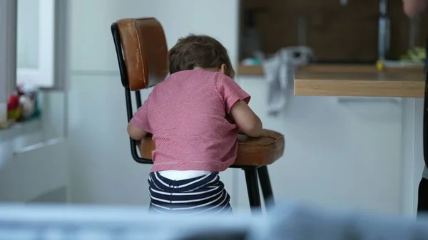 의자에서 내려오는 아이는 소년은 의자에서 옵니다 — 스톡 사진