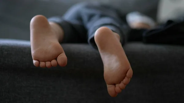 Dětské Nohy Spí Gauči Malý Chlapec Hrbil Pohovce — Stock fotografie
