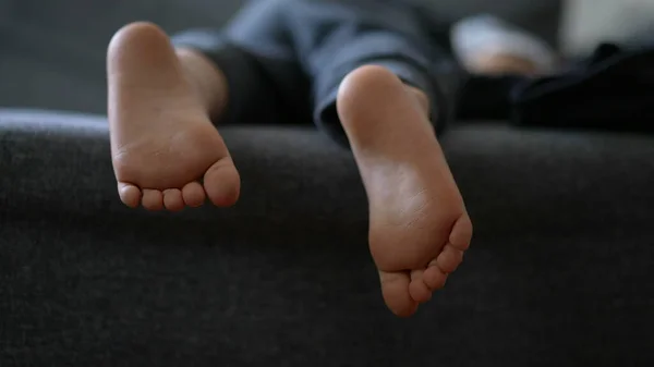 Kinderfüße Schlafen Auf Couch Kleiner Junge Liegt Auf Sofa — Stockfoto