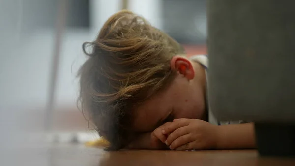 Niño Sintiendo Aburrimiento Casa Niño Aburrido Molesto Casa Acostado Suelo — Foto de Stock