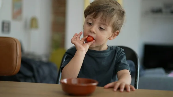 딸기귀여운 아기를 어린이는 건강에 과일을 먹는다 — 스톡 사진