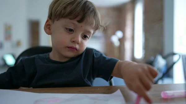 Kağıda Renkli Kalemle Resim Çizen Küçük Çocuk Sanat Zanaat Oynuyor — Stok fotoğraf
