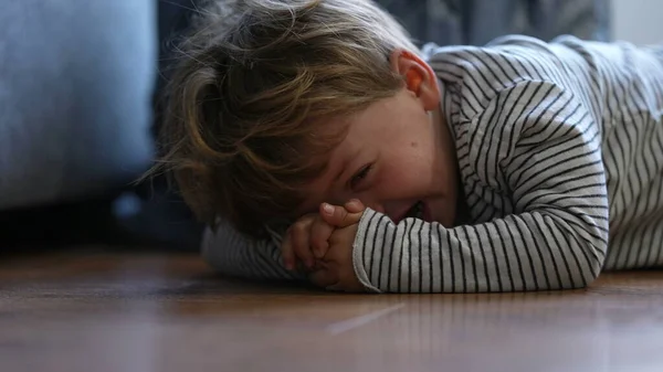 Niño Llorando Suelo Teniendo Rabieta Niño Llora —  Fotos de Stock