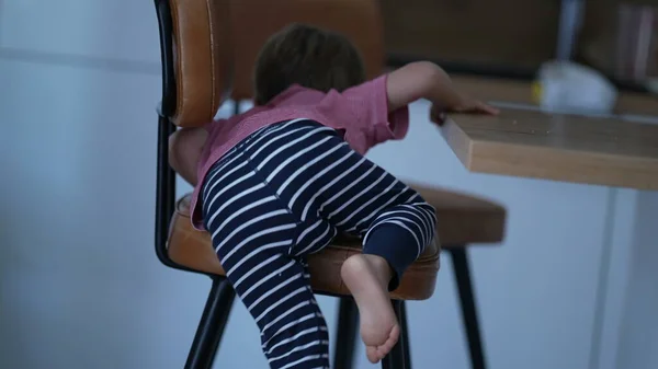 Barn Klättrar Ner Från Barnstol Liten Pojke Komma Ner Från — Stockfoto