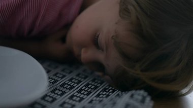 Evde can sıkıntısı çeken, yapacak bir şeyi olmayan küçük bir çocuk.