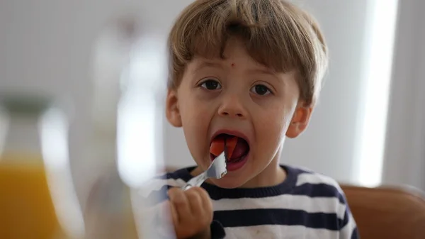 Ukryte Dziecko Jedzące Przekąski Owocowe Domu — Zdjęcie stockowe