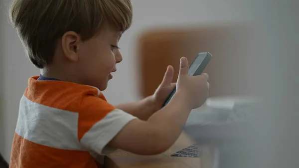 Menino Sincero Usando Telefone Criança Segurando Smartphone Usando Tecnologia — Fotografia de Stock