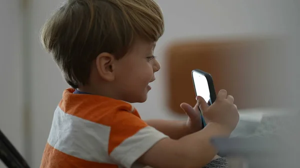 Відвертий Хлопчик Використовує Телефонну Дитину Тримає Смартфон Допомогою Технології — стокове фото