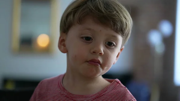 Sıkılmış Küçük Çocuk Portresi Yüzü Yakından Çekilmiş Can Sıkıntısı Çekiyor — Stok fotoğraf