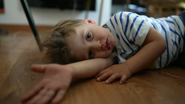 Noioso Ragazzino Sdraiato Sul Pavimento Casa Bambino Non Avendo Nulla — Foto Stock