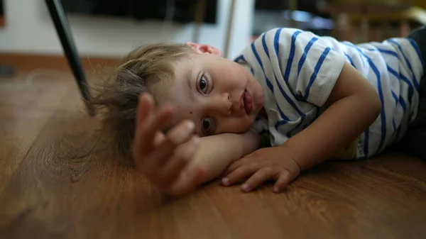 Βαρετό Μικρό Αγόρι Ξαπλωμένο Στο Πάτωμα Στο Σπίτι Παιδί Δεν — Φωτογραφία Αρχείου