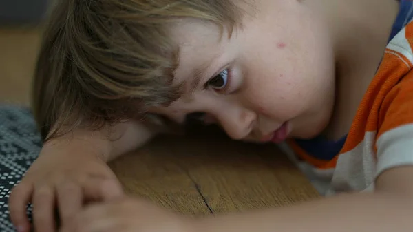 Anak Kecil Yang Bosan Menutupi Wajah Dengan Kebosanan — Stok Foto