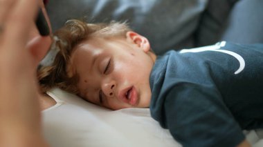 Tatlı çocuk huzur içinde uyuyor.