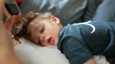 Tatlı çocuk huzur içinde uyuyor.