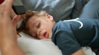 Tatlı çocuk huzur içinde uyuyor.