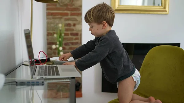 Дитячий Хлопчик Носить Підгузники Перед Ноутбуком Вдома Річний Малюк — стокове фото