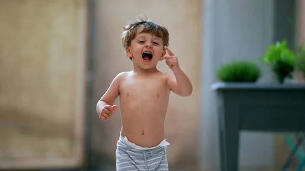 Menino Adorável Correndo Fora Câmera Lenta Criança Feliz Corre — Fotografia de Stock