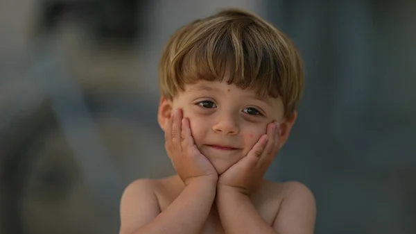 Liebenswerter Kleiner Junge Posiert Niedlich Kinderporträt — Stockfoto