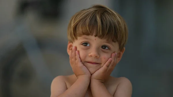 Adorable Petit Garçon Posant Mignon Portrait Enfant — Photo