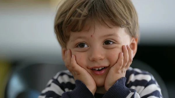 Adorable Cara Expresiva Retrato Niño Pequeño —  Fotos de Stock