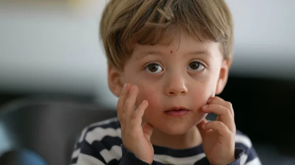 Bedårande Uttrycksfull Liten Pojke Porträtt Ansikte — Stockfoto