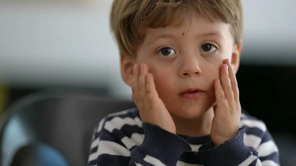 Bedårande Uttrycksfull Liten Pojke Porträtt Ansikte — Stockfoto