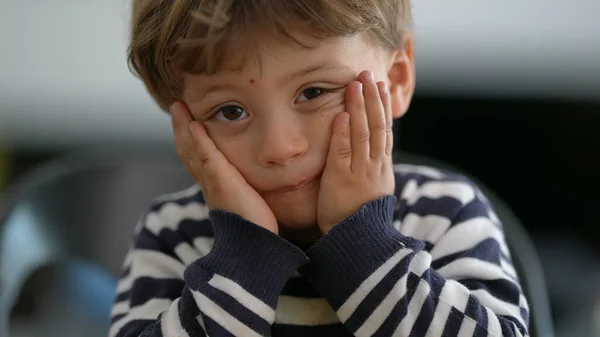 Adorable Cara Expresiva Retrato Niño Pequeño —  Fotos de Stock